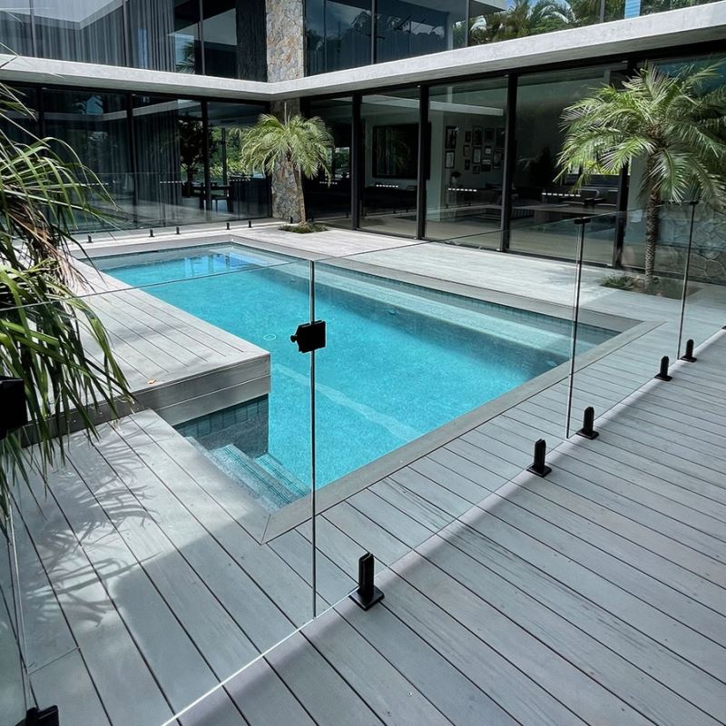Recinzione della piscina senza cornice