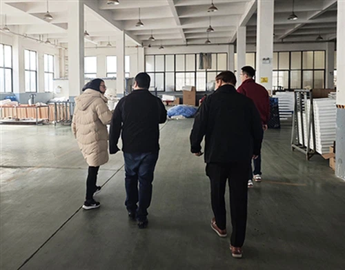 Un appaltatore canadese visita MIGO GLASS per soluzioni integrate di vetro e ...