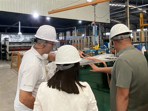 Un cliente del Regno Unito visita la fabbrica MIGO GLASS per ispezionare la p...