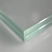 Vetro laminato a basso contenuto di ferro