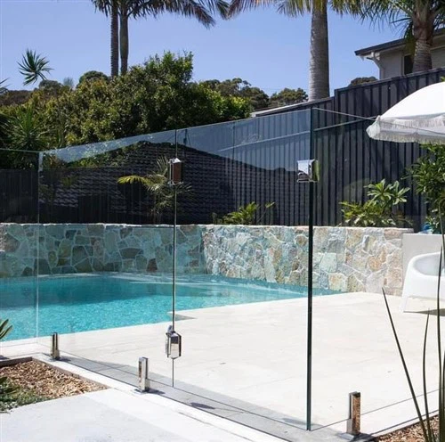 Recinzione della piscina in vetro temperato